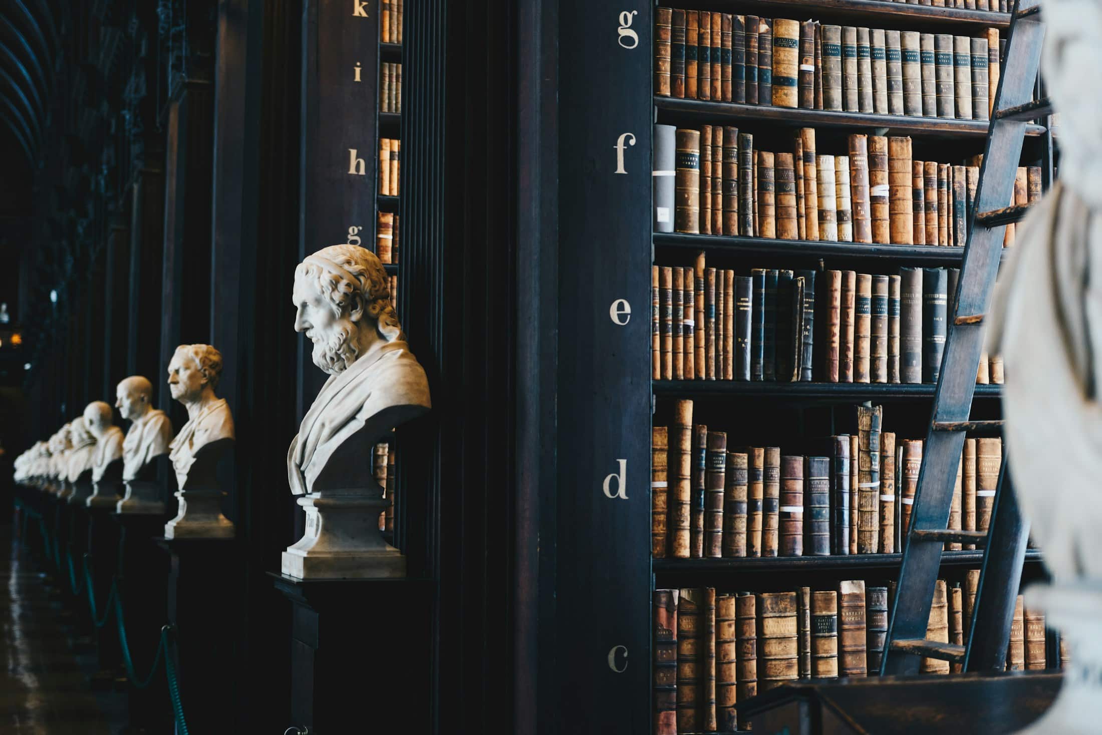 Historisk juridisk bibliotek med lovbøger og buster